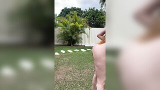 Nhảy khỏa thân trong sân vườn
