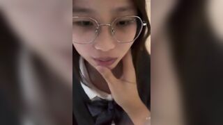 Em học sinh cấp3 đeo kính cận thích bị bạo dâm bú con cặc dâm đãng kích thích