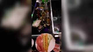 Bú vú em nhân viên quán hát xinh gái