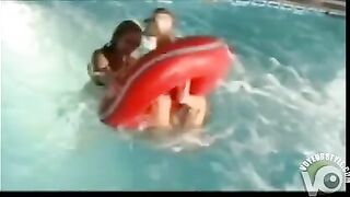 Những cô gái bikini nóng bỏng lộ hàng