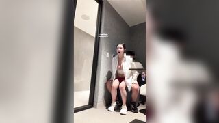 Địt em gái chubby vú to lồn khít trong quán nước cho người lạ xem bắn tinh vào lồn