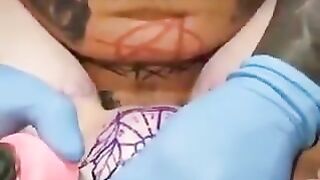 Độc Lạ, Vừa Xăm Lồn vừa Lút Cán chị Khách Cho đỡ Tê lồn
