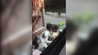 Địt nhau ở giữa đường bị người dân đuổi không đi