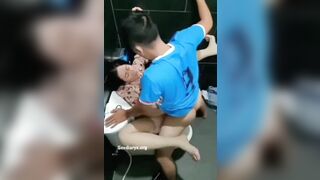 Say cùng chị đồng nghiệp vào vệ sinh đụ nhau bị quay lén