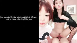 Thằng lồn này sướng thật chịch một lúc 2 em gái Loli lồn không lông siêu non P.9
