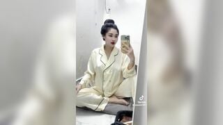 Em gái quay tiktok quên mặc giáp siêu múp
