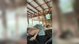 Độc lạ e gái nhún nhảy trong cafe chòi