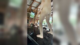 Độc lạ e gái nhún nhảy trong cafe chòi