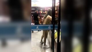 Khỏa thân đi siêu thị