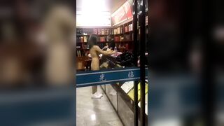 Khỏa thân đi siêu thị