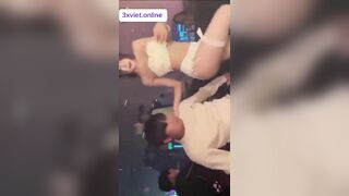 Thác loạn Karoke, E Nhân Viên Cứ Chổng Mông bắt Bú Lồn khiêu Gợi Trai trẻ