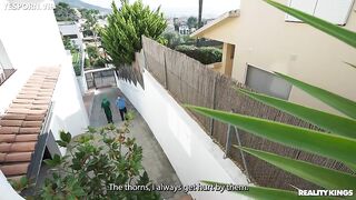 Trốn tránh và làm tình với người làm vườn
