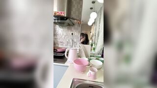 Loạn luân doggy em họ mình dây loli ở dưới phòng bếp khi bố mẹ đi vắng