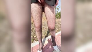 Móc lồn e thư kí dâm đãng là con đĩ thích show lồn public giữa công viên