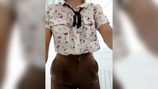 Cô giáo mầm non vừa dạy trẻ vừa vào WC thủ dâm