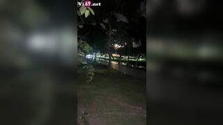 Giữa công viên mà em sinh viên xinh xắn cởi quần anh bú cu như chỗ không người