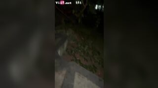 Giữa công viên mà em sinh viên xinh xắn cởi quần anh bú cu như chỗ không người