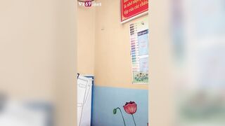 Cô giáo kính cận đang dạy thì thay đồ khoe hàng