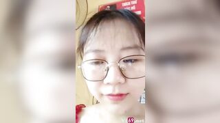 Cô giáo kính cận đang dạy thì thay đồ khoe hàng
