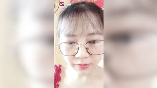Cô giáo kính cận đang dạy thì thay đồ khoe hàng