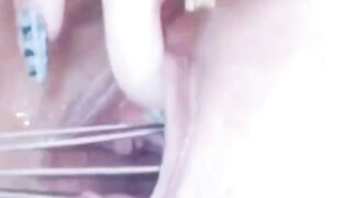 Bao dâm nhét gậy đánh trứng vào lồn rồi xoa đầu lồn phê