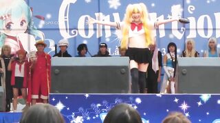 Coser Việt Nam khoe vú trên sân khấu