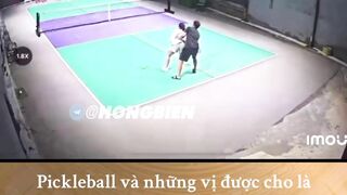 Bị bóp đít khi đang tập đánh bóng