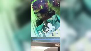 2 bạn trẻ mút ban nhau ngay tại quán