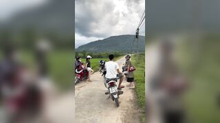 Chị gái đi chơi nhưng quên mặt quần