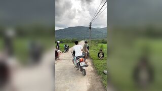 Chị gái đi chơi nhưng quên mặt quần