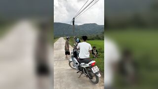 Chị gái đi chơi nhưng quên mặt quần
