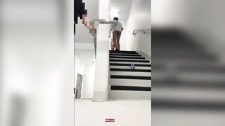 Gái dâm đưa nhau ra cầu thang địt cho sướng thì bị người lạ phát hiện bắn tinh đầy ồn