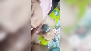 Cho vợ hát 1 lần 2 cây mic,vừa hát vừa bú cu