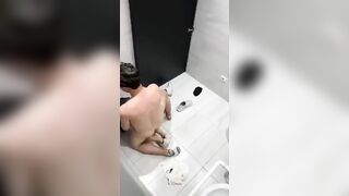 Quay lén, Thg bạn Say rượu Bú Lồn con bạn djt Nhau trong toilet rên rỉ to vl