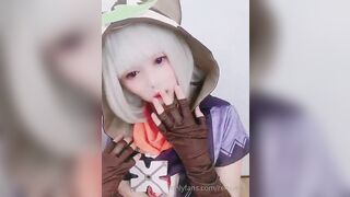 Em gái vú tròn cosplay thủ dâm với máy rung