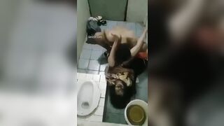 loạn luân em gái đi nhậu về say đi vệ sinh bị anh họ đè ra địt trong nhà vệ sinh