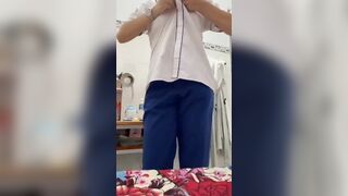 Em rau sạch lồn không lông thủ dâm