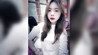 Em gái học sinh mới lớn đi học về nứng lồn quá thủ dâm cho sướng lồn