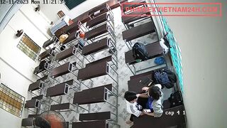 2 em học sinh lén chịch nhau trong lớp sau lưng bạn