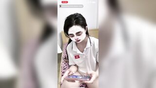 nhỏ này dâm quá, ngồi live mà k mặc đồ lót lộ hết khe với núm 2