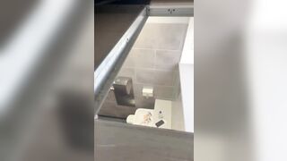 Quay lén bà chị xinh như hoa đang đi vệ sinh