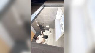 Quay lén bà chị xinh như hoa đang đi vệ sinh
