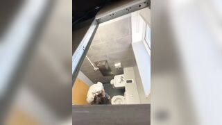 Quay lén bà chị xinh như hoa đang đi vệ sinh