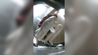 (Seri) quay lén chị gái váy đỏ xăm trổ đi đái lộ cái lồn nhúm lông mu đen thui