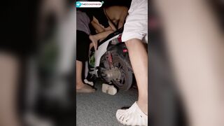 Em gái đi chơi về khuya ở đoạn đường vắng bị 2 thanh niên đè ra địt toét lồn 3