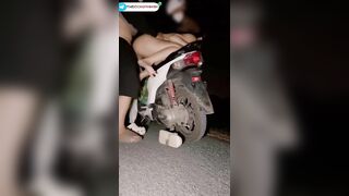 Em gái đi chơi về khuya ở đoạn đường vắng bị 2 thanh niên đè ra địt toét lồn 3