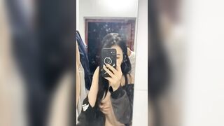 Đôi trẻ đụ trước gương quay kỷ niệm