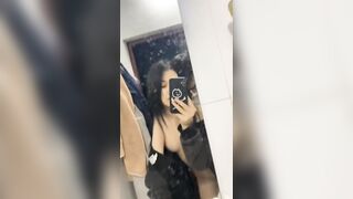 Đôi trẻ đụ trước gương quay kỷ niệm