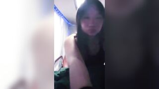 Đi xe khách về quê mà nứng lồn cởi đồ móc luôn