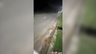 Đnag đi thì em đòi dừng xe chơi public ở đường